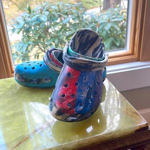 tie dye unisex crocs size 4M 6W kids great used condition